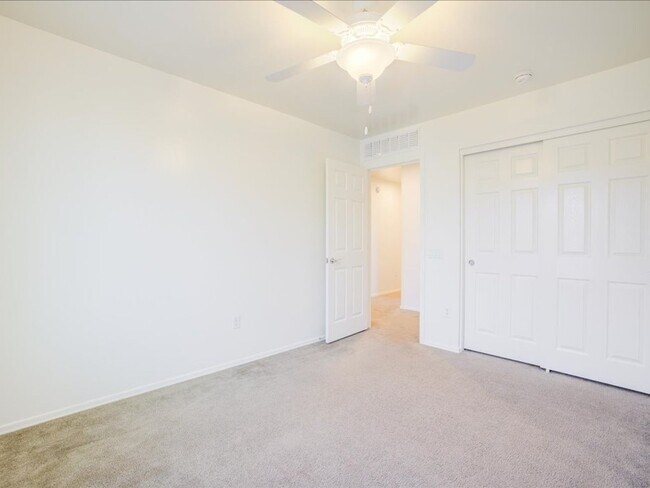 Building Photo - 4 Bedroom, 2.5 Bath COMMUNITY POOL!