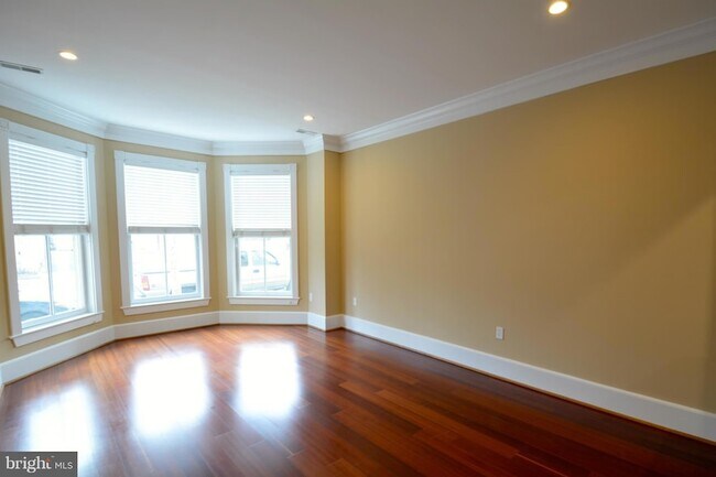 Building Photo - 900 N Washington St