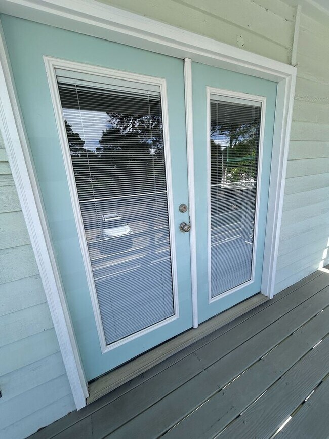 Building Photo - 181 Maple St