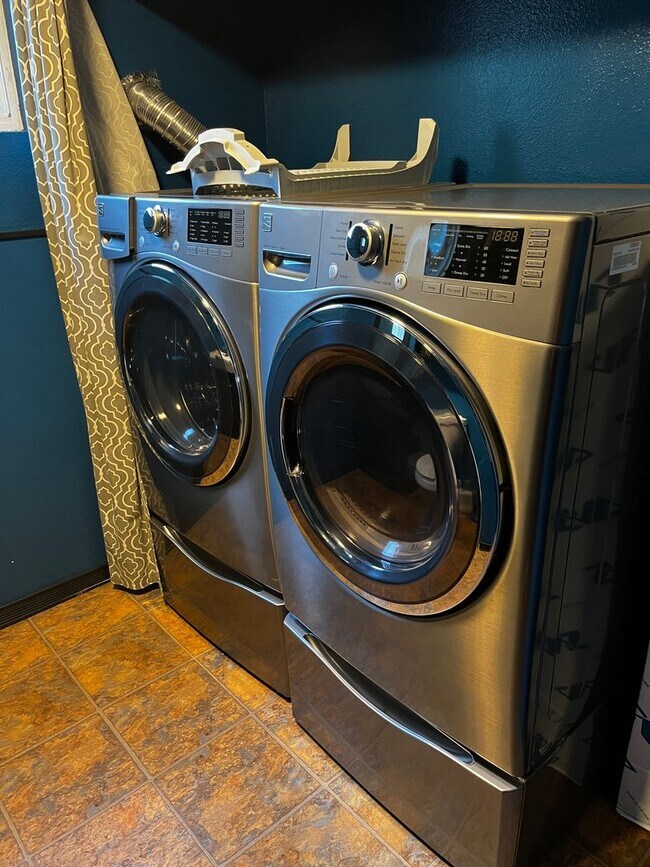 Building Photo - Excellent location at an affordable price!