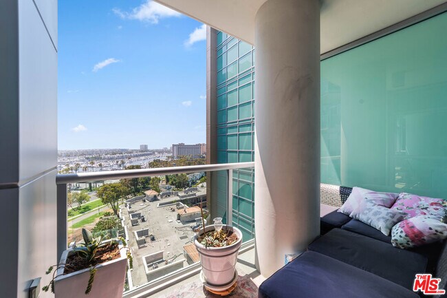 Building Photo - 13700 Marina Pointe Dr