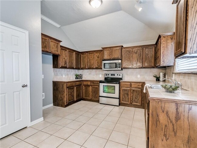 Building Photo - Beautiful Three Bedroom in South Norman!