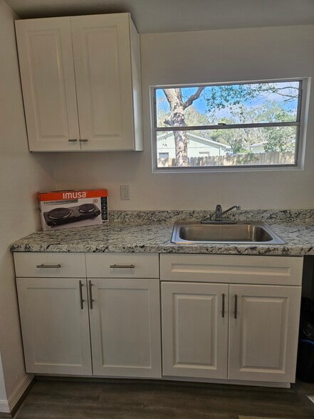 Building Photo - 3710 E Flora St