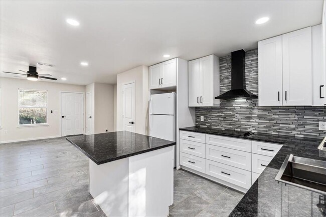 Building Photo - 2505 Pace Bend Rd S