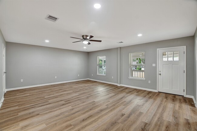 Building Photo - 908 Thomas Ave