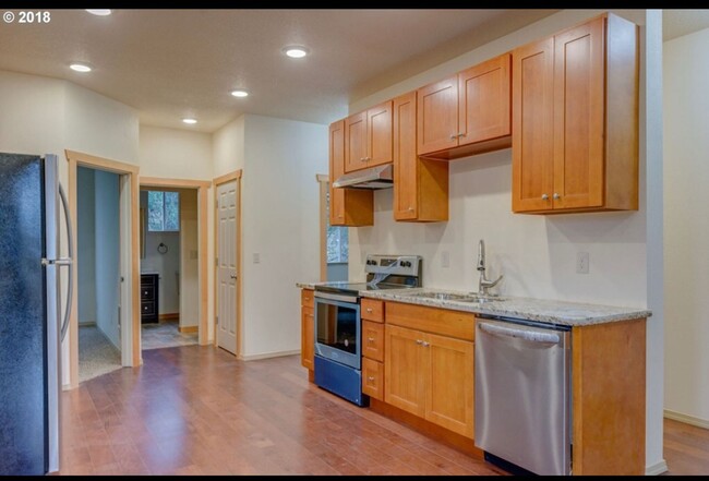 Building Photo - Newly Renovated Urban Craftsman Townhome