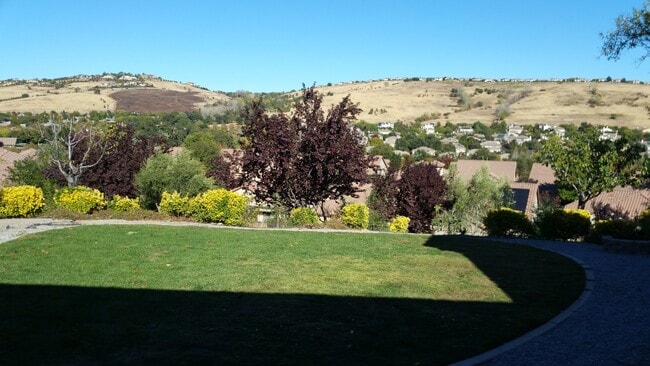 Building Photo - RARE ONE STORY EXECUTIVE HOME IN GATED COM...