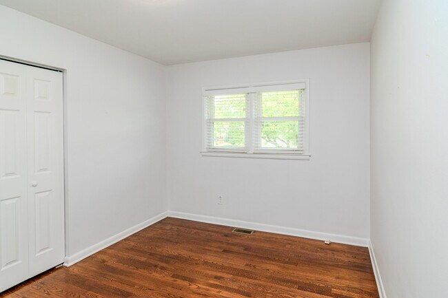 Building Photo - 282 Zandale Dr