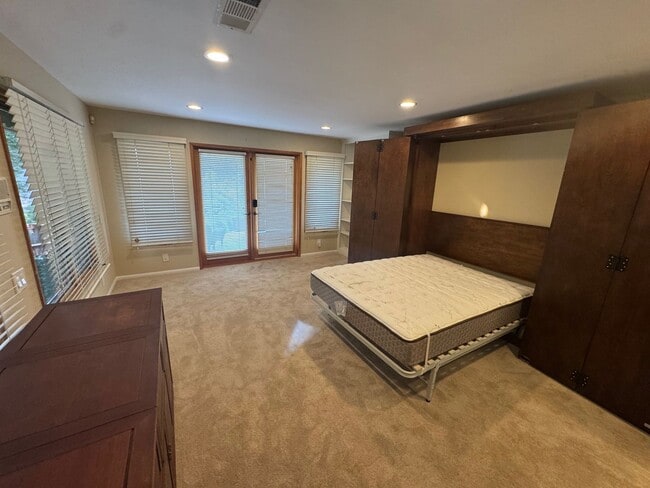 Building Photo - Quail Canyon Rd