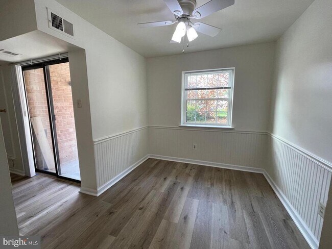 Building Photo - 3017 Valley Dr