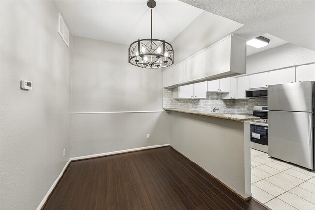 Building Photo - 2100 Tanglewilde St