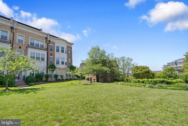 Building Photo - 500 Overlook Park Dr