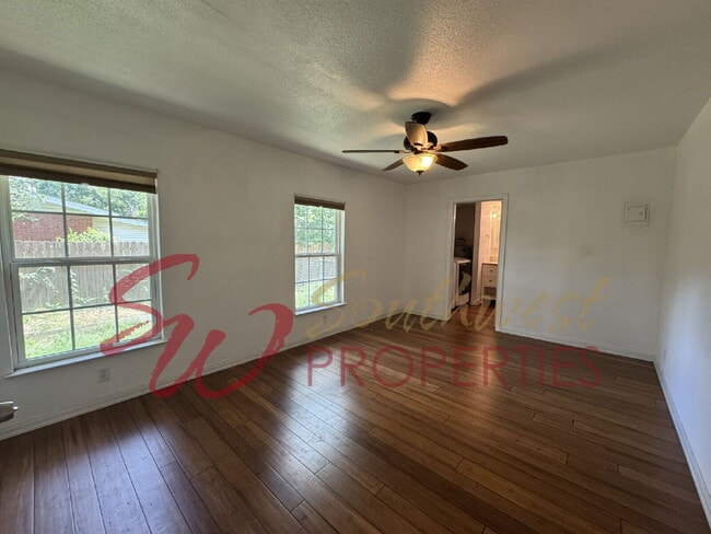 Building Photo - 4 Bedroom 2 Bath with Retro Flair!