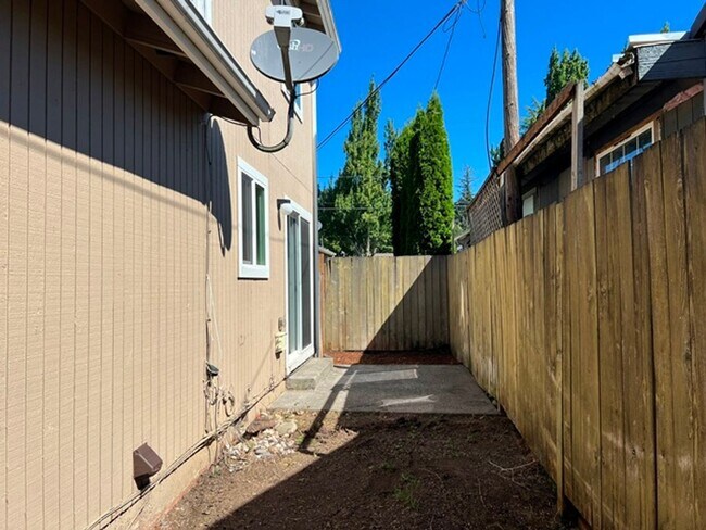 Building Photo - 1288 E Santiam St