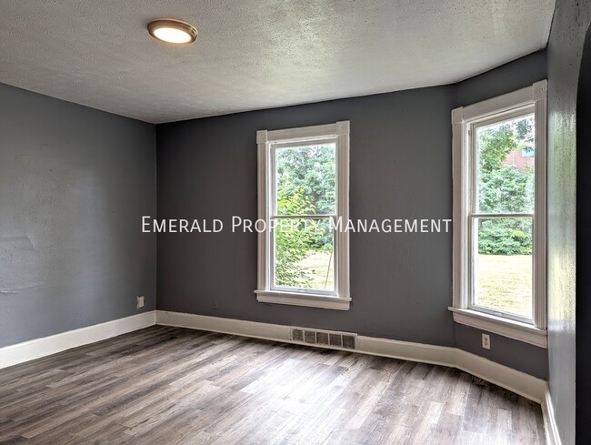 Building Photo - 964 N Court St