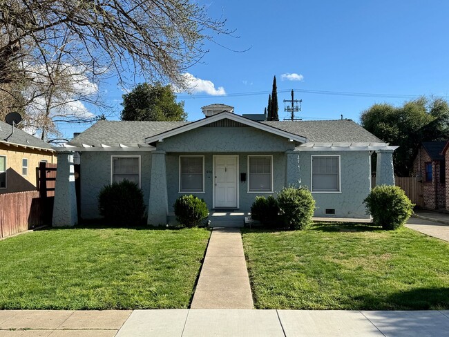 Primary Photo - Beautiful 2/1 with large backyard and priv...