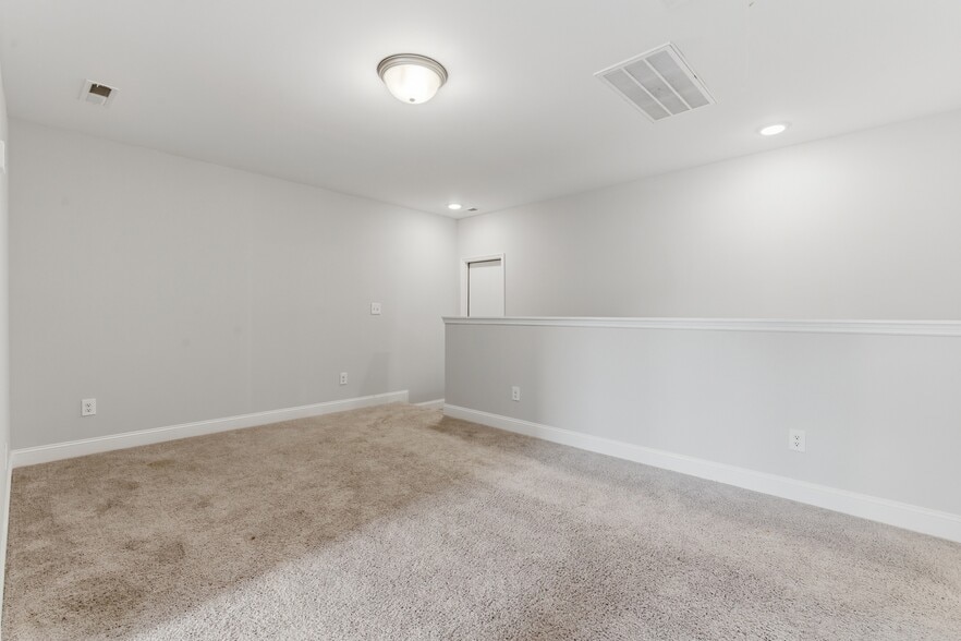 Building Photo - 3237 McClellan Way SE