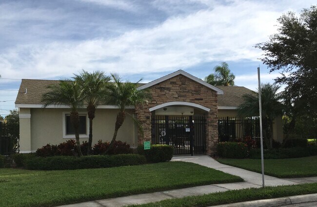 Building Photo - Spacious 3br 2.5ba Townhome in North Saint Petersburg