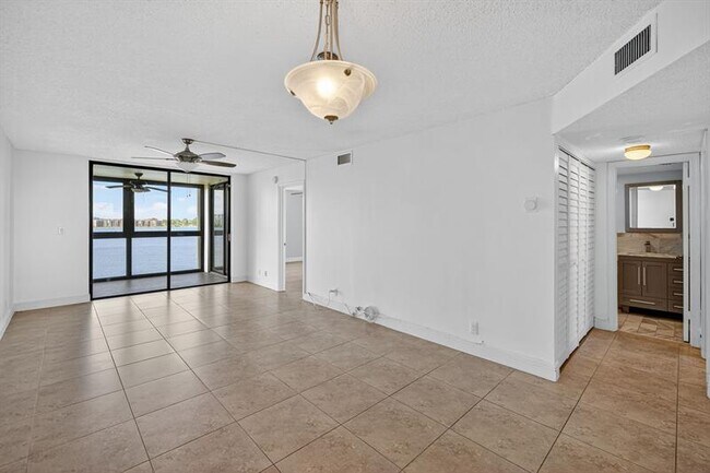 Building Photo - 115 Lake Emerald Dr