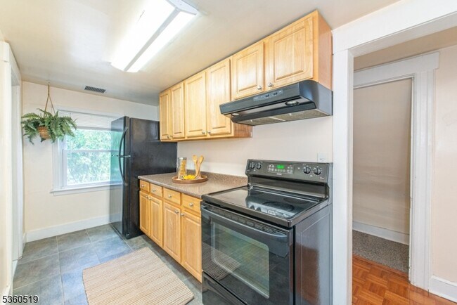 Building Photo - 165 Hillside Ave