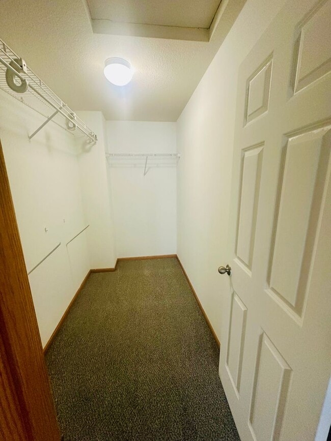 Building Photo - Gorgeous 4 Bedroom/3.5 Bath Luxury Townhom...