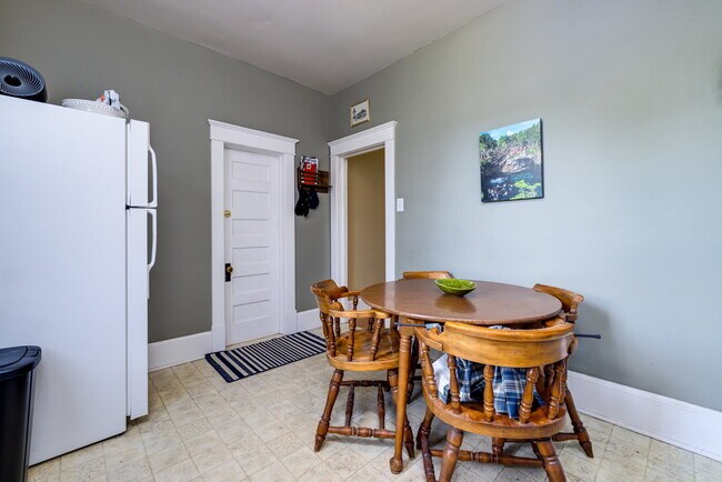 Building Photo - One bedroom downtown living with utilities included!