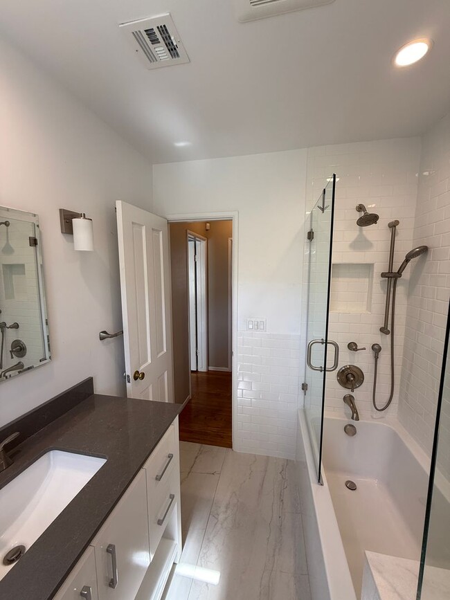 Building Photo - Beautiful, Ranch-Style, 4 Bedroom, 2 Bathroom Northridge Home Available For 1 Year Lease