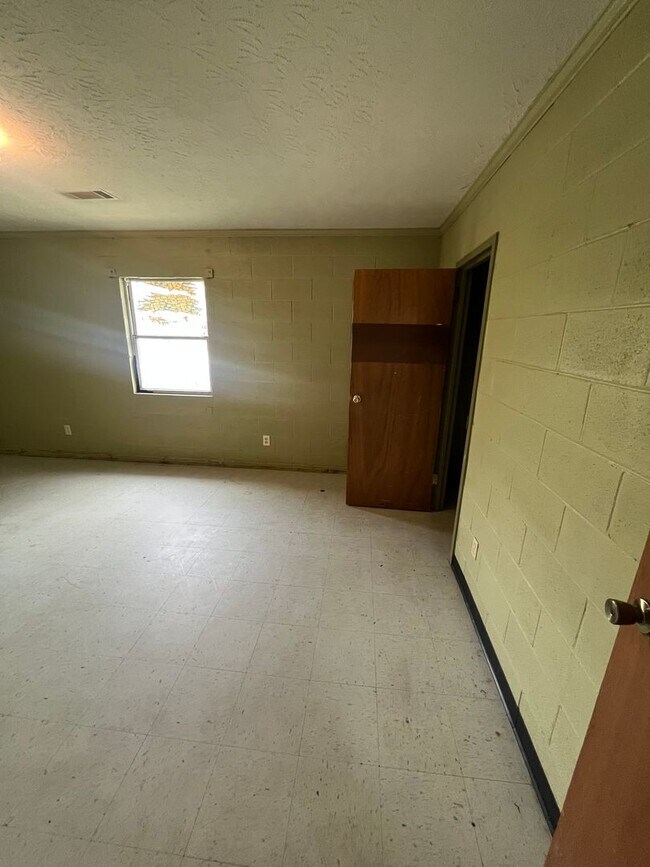Building Photo - 2 Bed 1 Bath Apartment