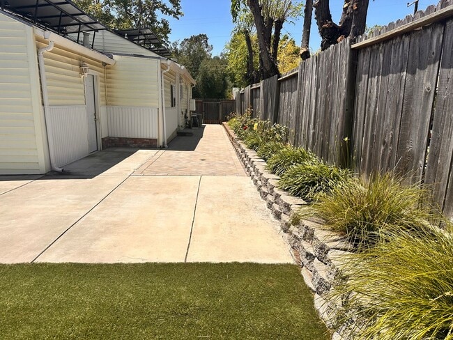 Building Photo - 3BD/1BA Home in Lovely Westwood Neighborhood