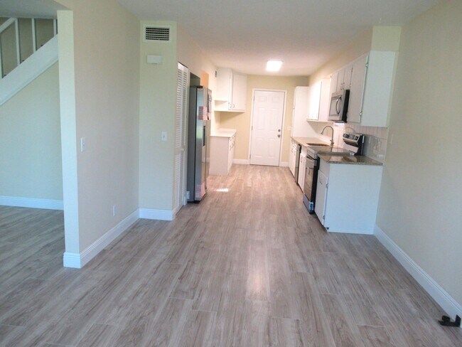 Building Photo - 5310 Palm Dr