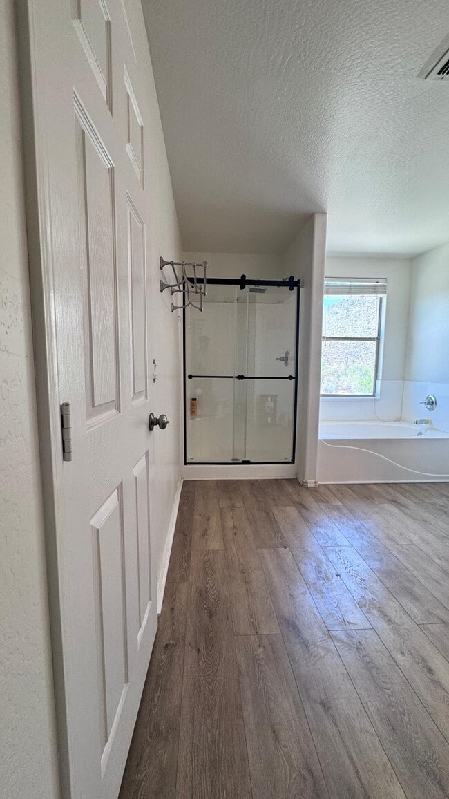 Building Photo - 1820 E Parkside Ln