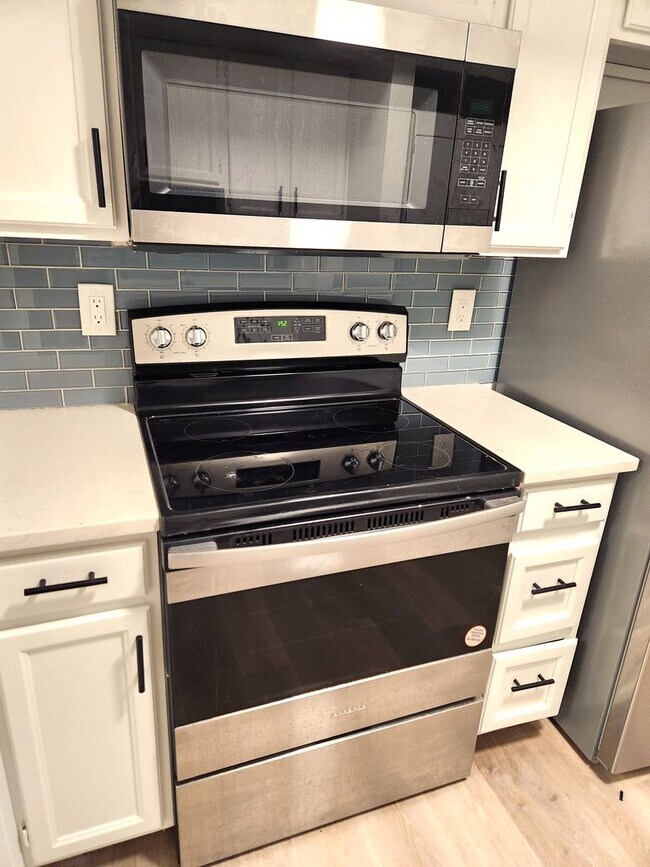 Building Photo - STUNNING TWO BEDROOMS CONDO WITH POOL CALL TODAY
