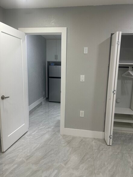 Building Photo - 4942 SW 140th Ave