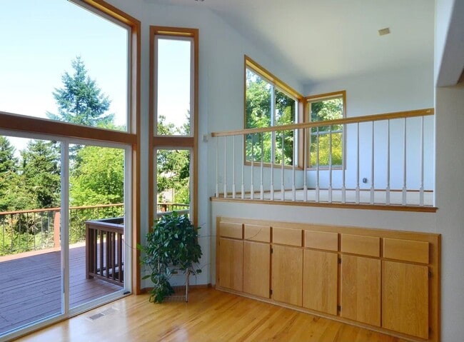 Building Photo - Gorgeous Home with a View!