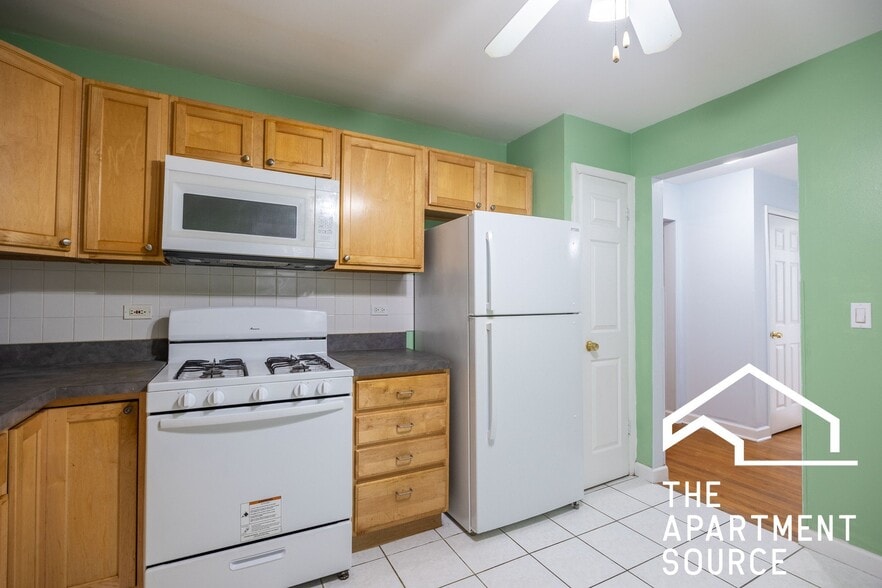 Building Photo - 1643 W Sherwin Ave