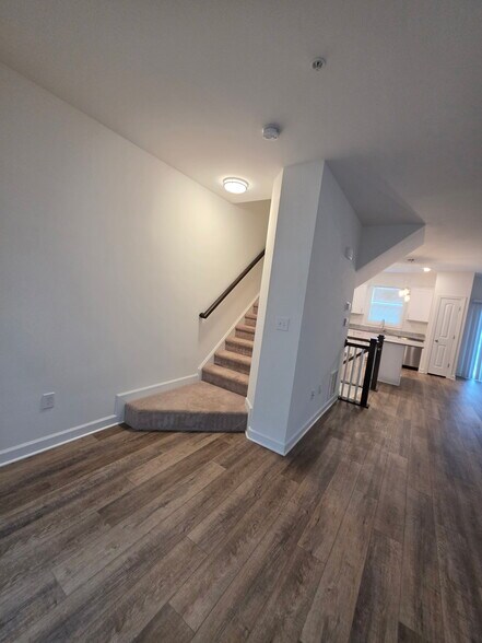 Building Photo - 321 Avon Dr