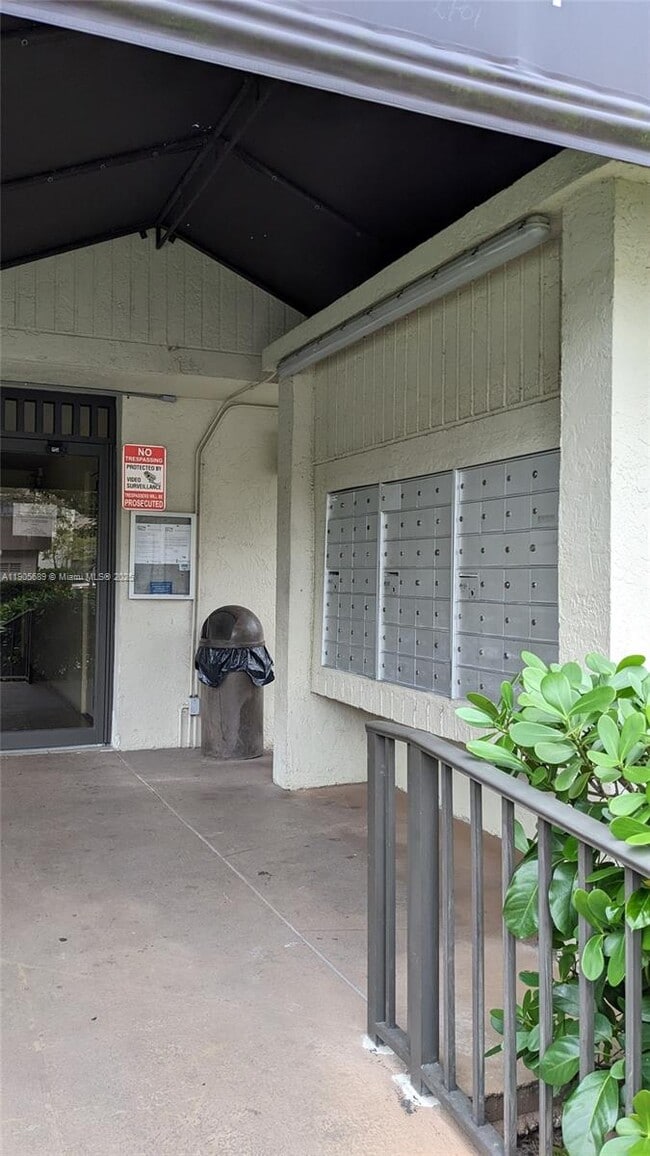 Building Photo - 2701 Riverside Dr