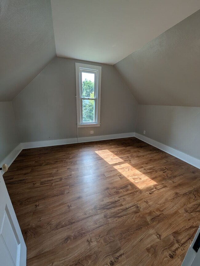 Building Photo - 208 Crescent St