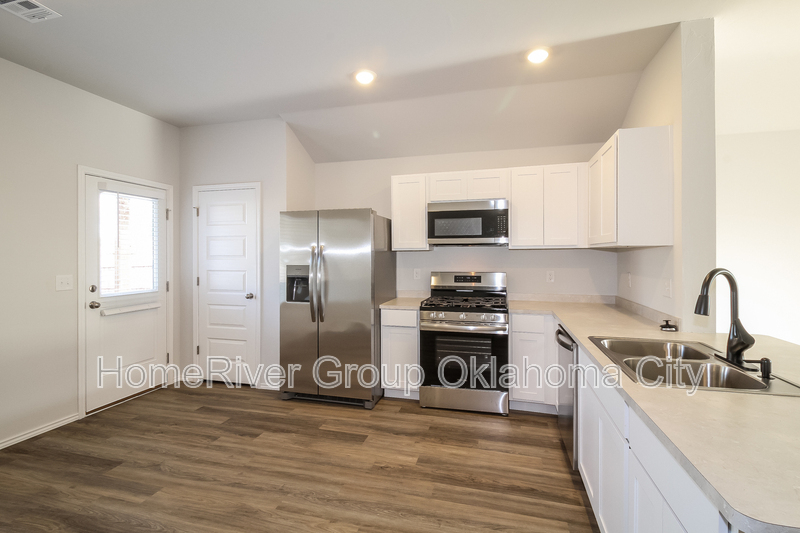Building Photo - 3131 Valley Dr