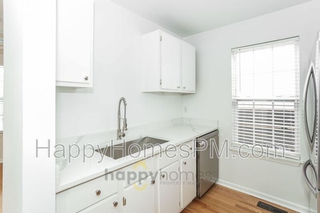 Building Photo - 12 1/2 Nunan Street