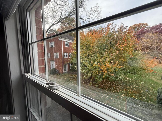 Building Photo - 3254 Valley Dr