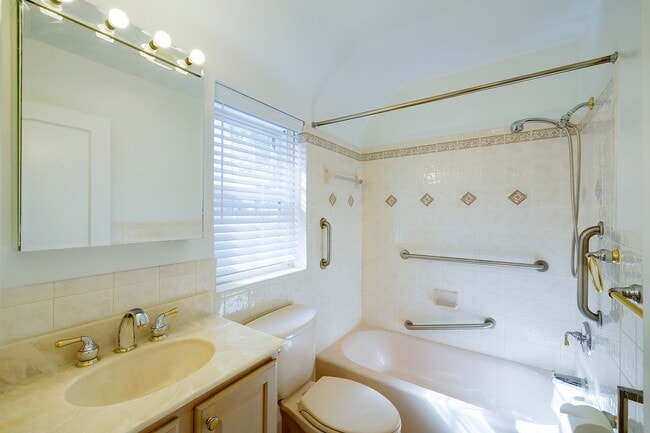 Building Photo - Charming 3BR/2BA Home with Bonus Room, Sun...