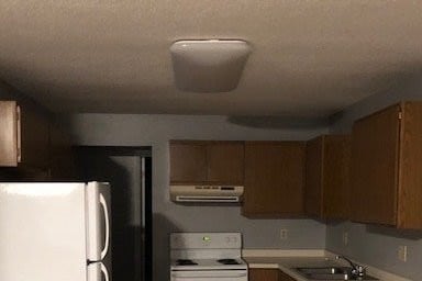 kitchen - 952 N Main St