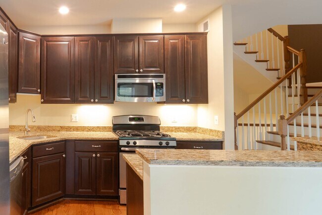Building Photo - Stunning Centreville Townhome With Excellent Commuter Access