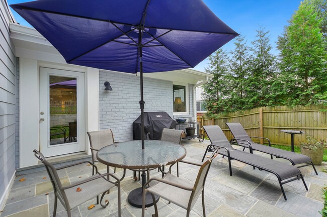 Building Photo - ELEGANT AND SPACIOUS 5 BEDROOM 3 FULL BATHROOM HOME IS AVAILABLE 3-1-2026  IN THE ROSEMARY HILLS ...