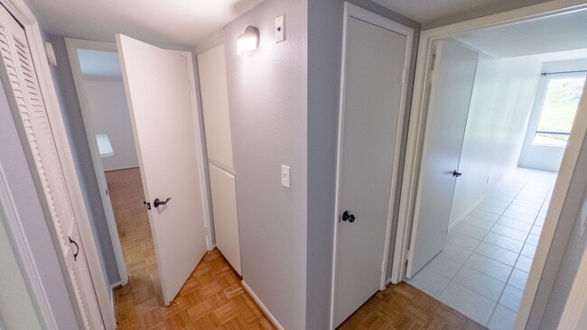 Building Photo - Large 2bed/ 2 bath corner unit in the heart of Silverlake with Hot Tub, Pool, Gated Parking and P...
