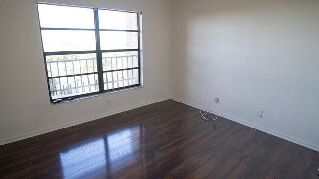 Building Photo - 4640 Lucerne Lakes Blvd W