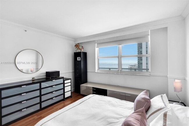 Building Photo - 1155 Brickell Bay Dr