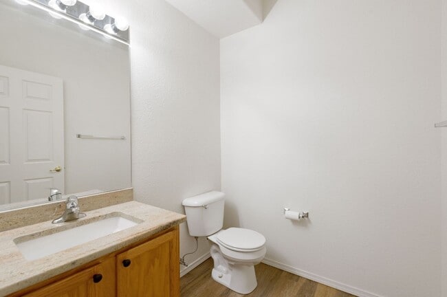 Building Photo - Relaxing townhome in Monument Villas