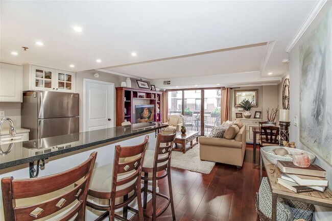 Building Photo - 700 1st St